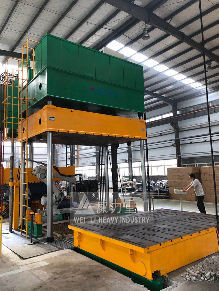 汽車內(nèi)飾件成型液壓機(jī)加工車間